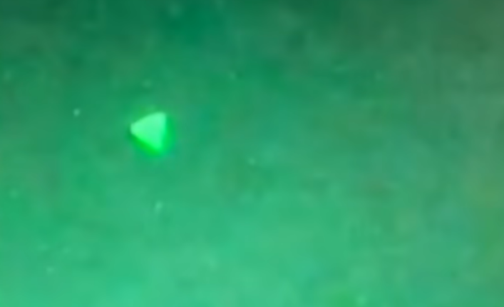 ufo-piramide-2021-05-232B12-00-10