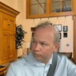 Cose da non fare in videoconferenza: guidare e fingere di essere in ufficio. Con la cintura di sicurezza in bella vista Cose da non fare in videoconferenza: guidare e fingere di essere in ufficio. Con la cintura di sicurezza in bella vista