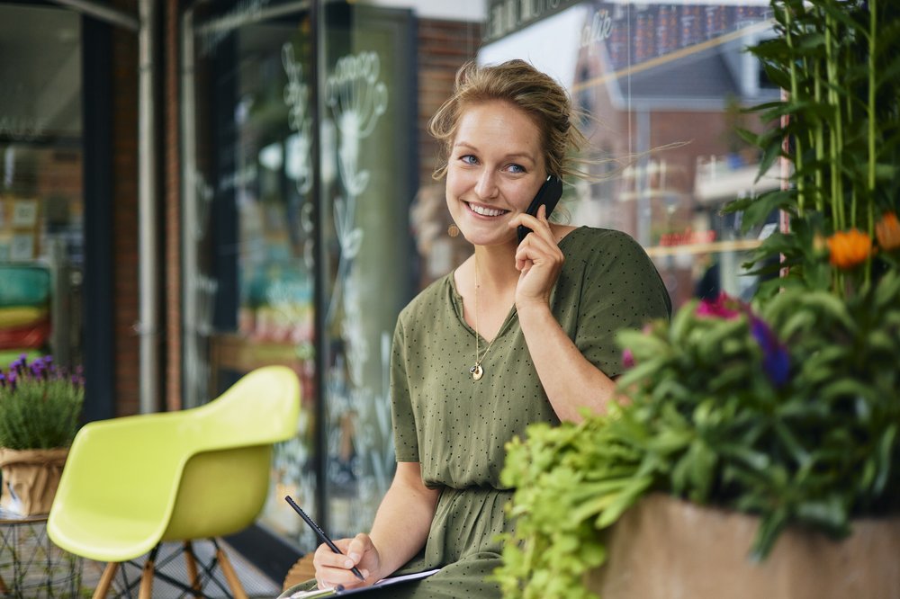 A smiling picture of Manon Weßels, the owner of das schöne leben