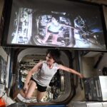 Samantha Cristoforetti fa il cosplay di Sandra Bullock in “Gravity”. Nello spazio
