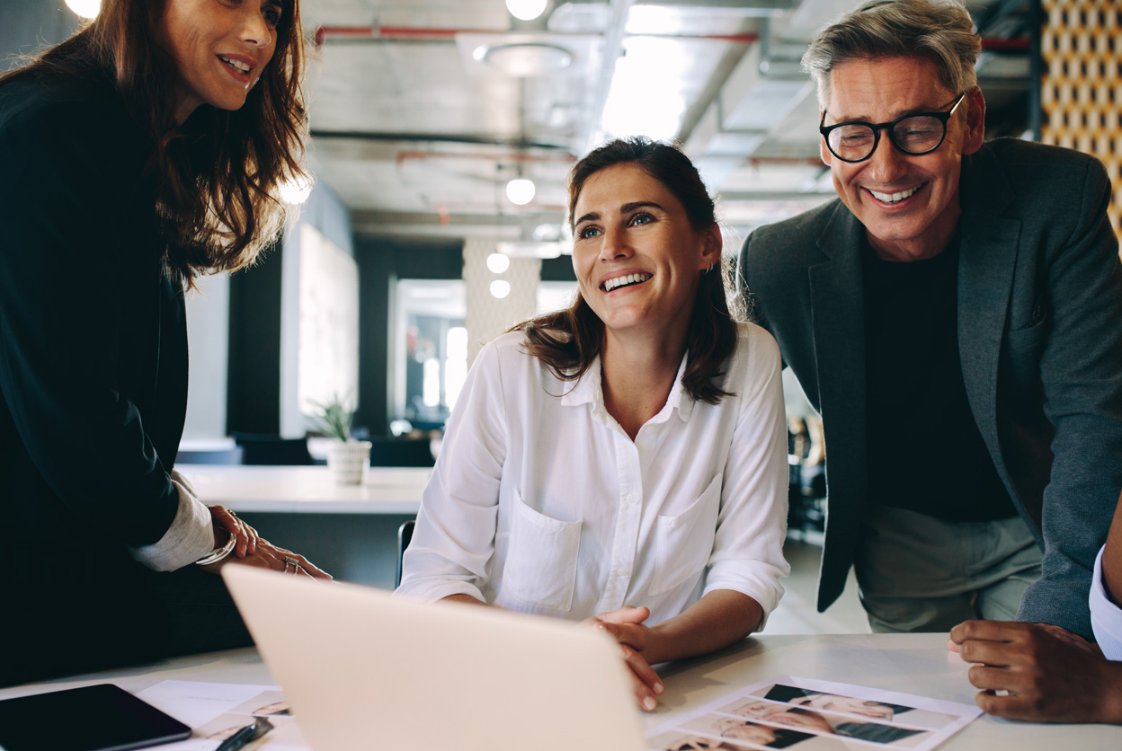 How to best work with a B2B influencer marketing agency three marketers at laptop image