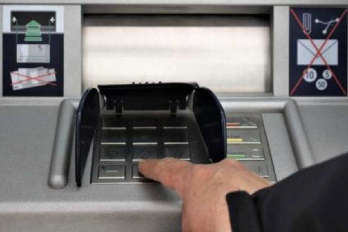 Per milioni di persone il bancomat è ancora uno strumento quotidiano, quasi invisibile nella sua routine. Si inserisce la carta, si digita il PIN
