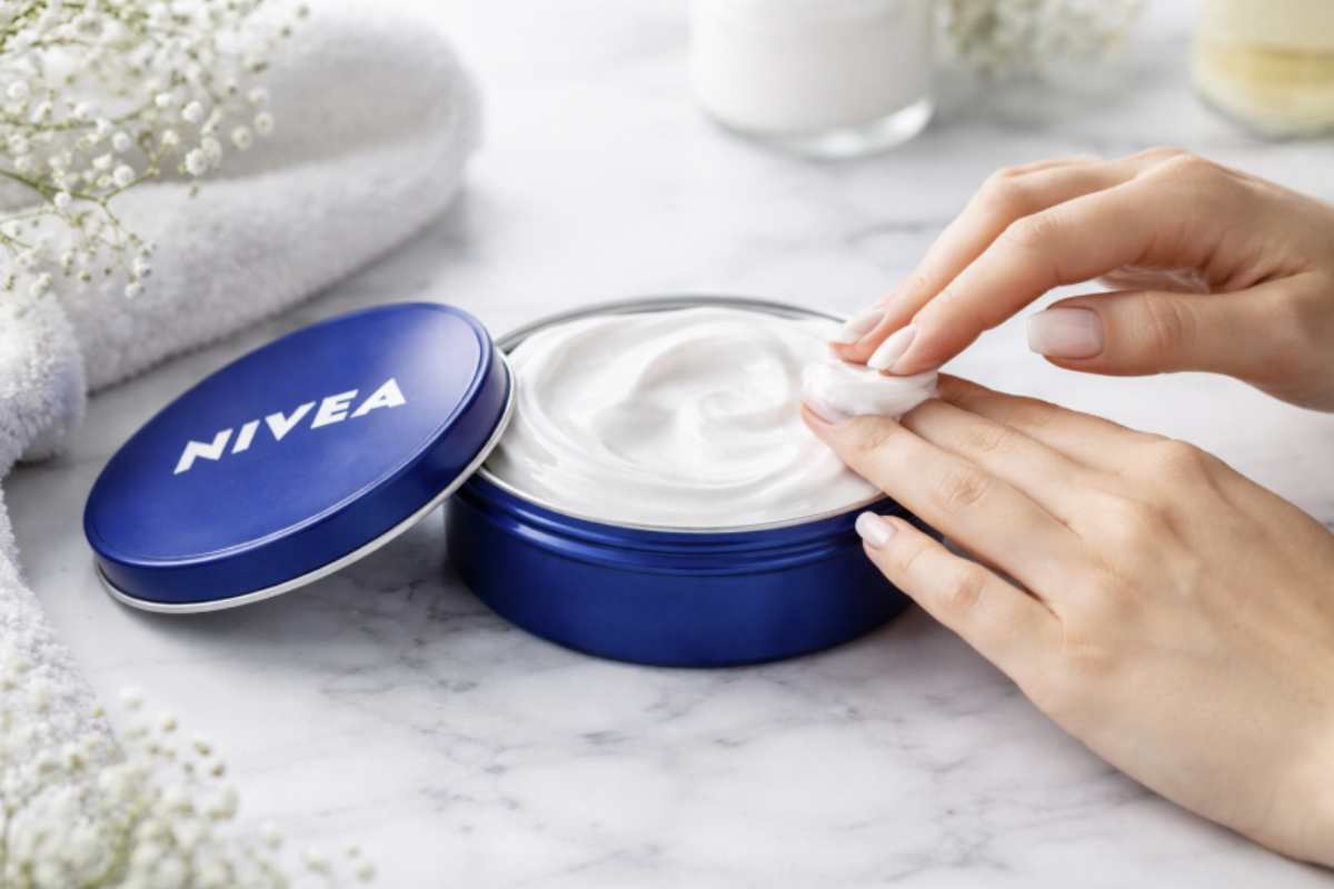 È sulle mensole dei bagni da decenni, spesso considerata una soluzione universale: viso, mani, corpo, inverno, estate.
