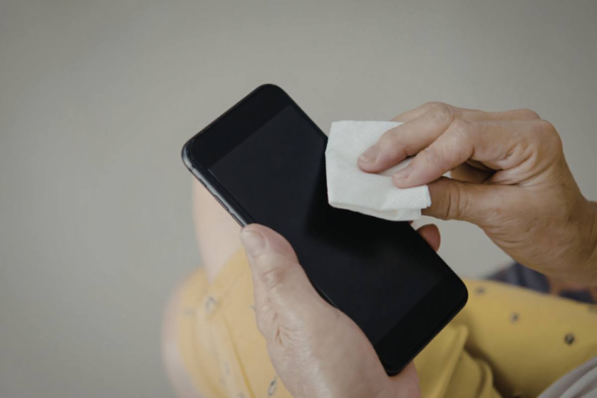 La cover dello smartphone è uno degli oggetti più esposti a sporco e batteri nella vita quotidiana. Non è solo una questione estetica, ma anche di igiene