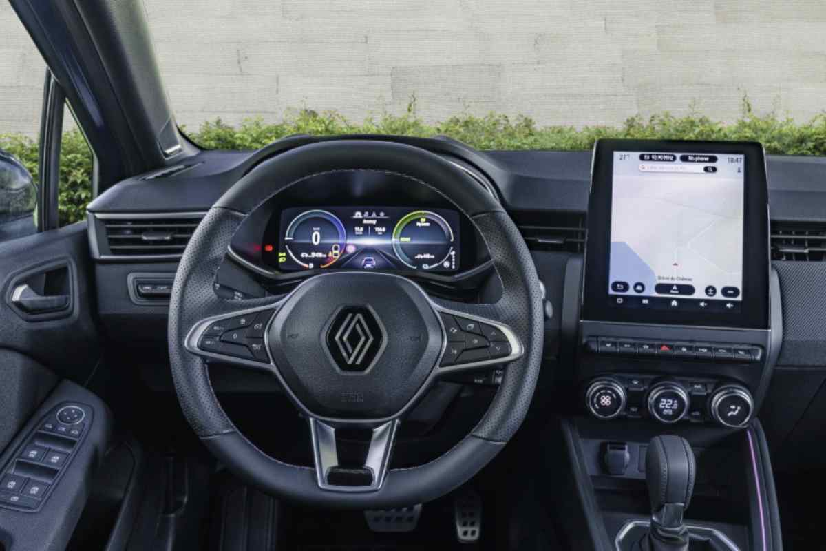 È su questo equilibrio che si gioca la nuova fase della Renault Clio, una delle compatte più diffuse in Europa che oggi prova a spingersi