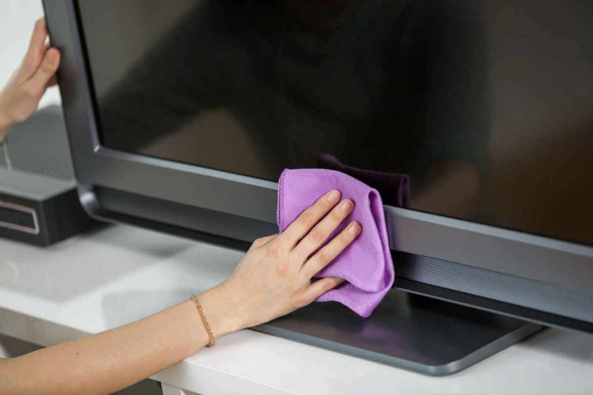 Il punto da cui partire è banale solo in apparenza: mai pulire la TV quando è accesa o ancora calda.