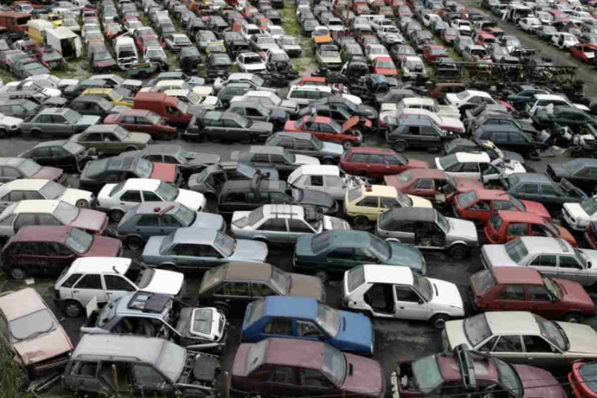 Una vettura praticamente nuova, con appena 12.500 chilometri percorsi, parcheggiata tra carcasse di veicoli destinati alla demolizione.