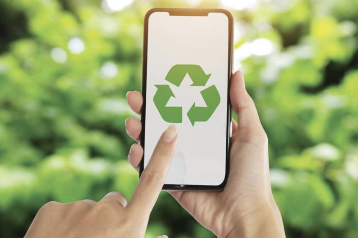 Un’abitudine diffusa che, nel tempo, si traduce in milioni di dispositivi inutilizzati, pieni di materiali preziosi ma di fatto dimenticati.