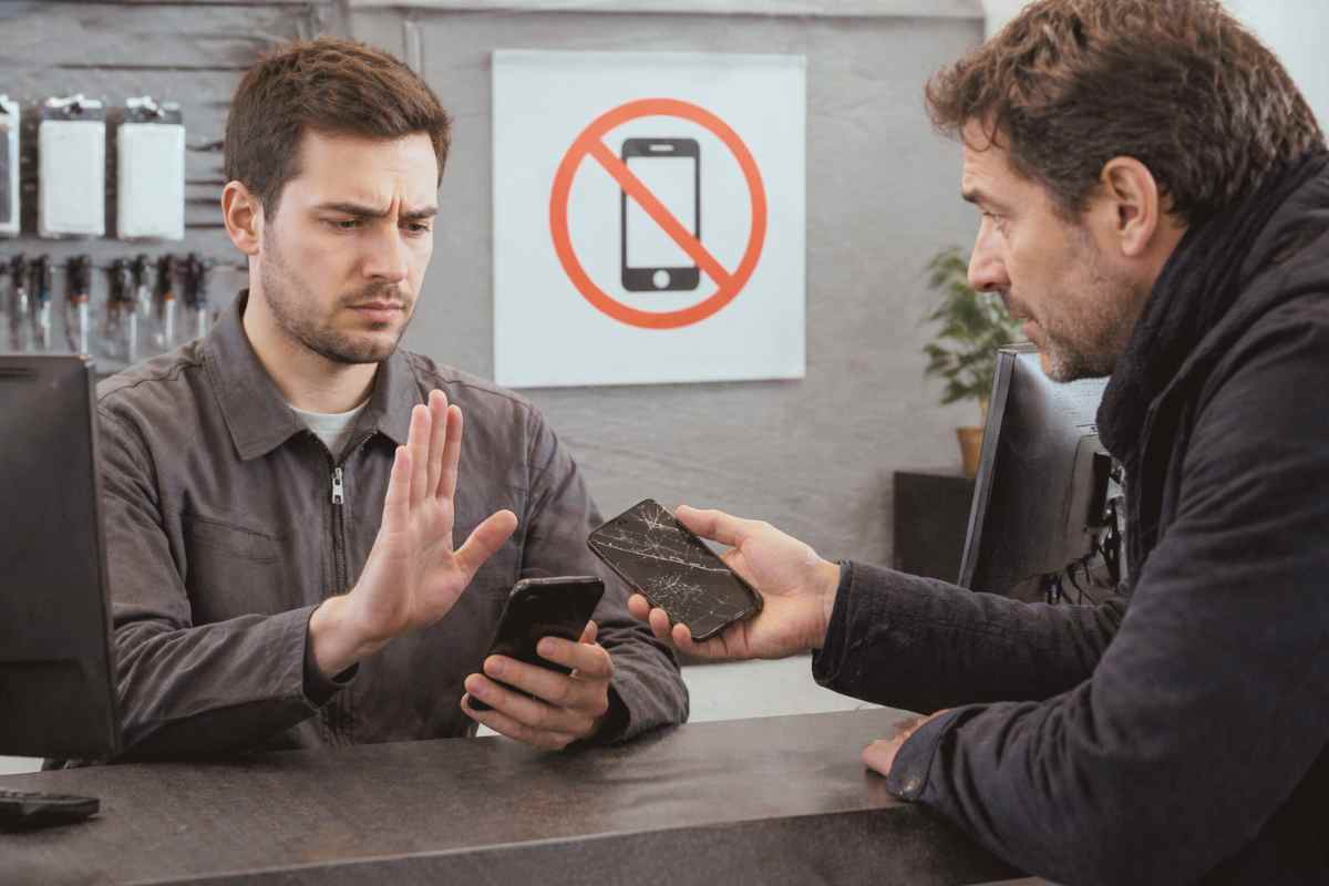 Non potrai più portare il telefono in assistenza, lo ha deciso l'Ue: dovrai farlo da solo a casa, le nuove regole-webnews.it