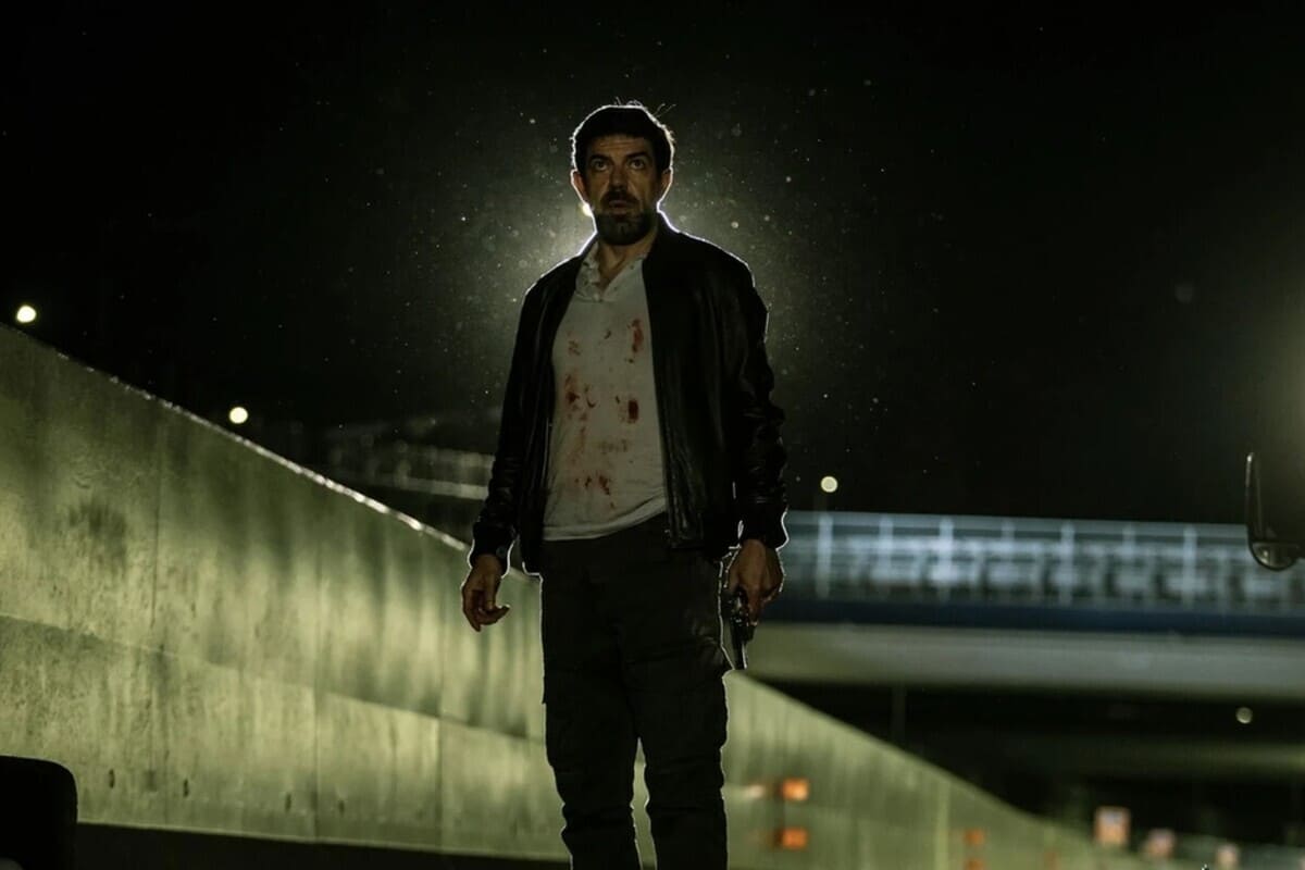 Pierfrancesco Favino nei panni di Franco Amore in L'Ultima Notte di Amore, il noir italiano del 2023 tornato disponibile su Netflix dal 18 aprile 2026