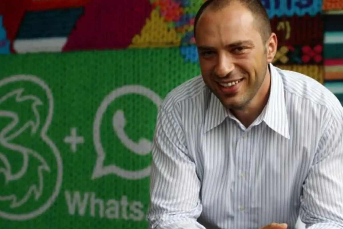 Ritratto di Jan Koum, il fondatore di WhatsApp che ha trasformato una vita di stenti in un impero tecnologico.