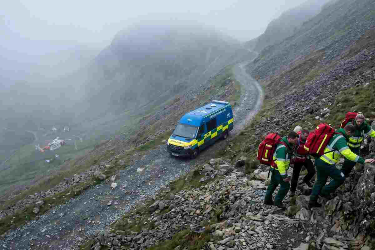 Il medico volante che piove dal cielo: test della tuta jet per il soccorso rapido