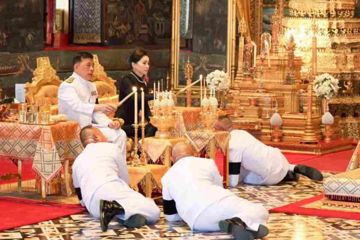 Il Re della Thailandia Rama X e la Regina Suthida, al vertice di un impero da 43 miliardi che controlla le infrastrutture tech e immobiliari del Paese.
