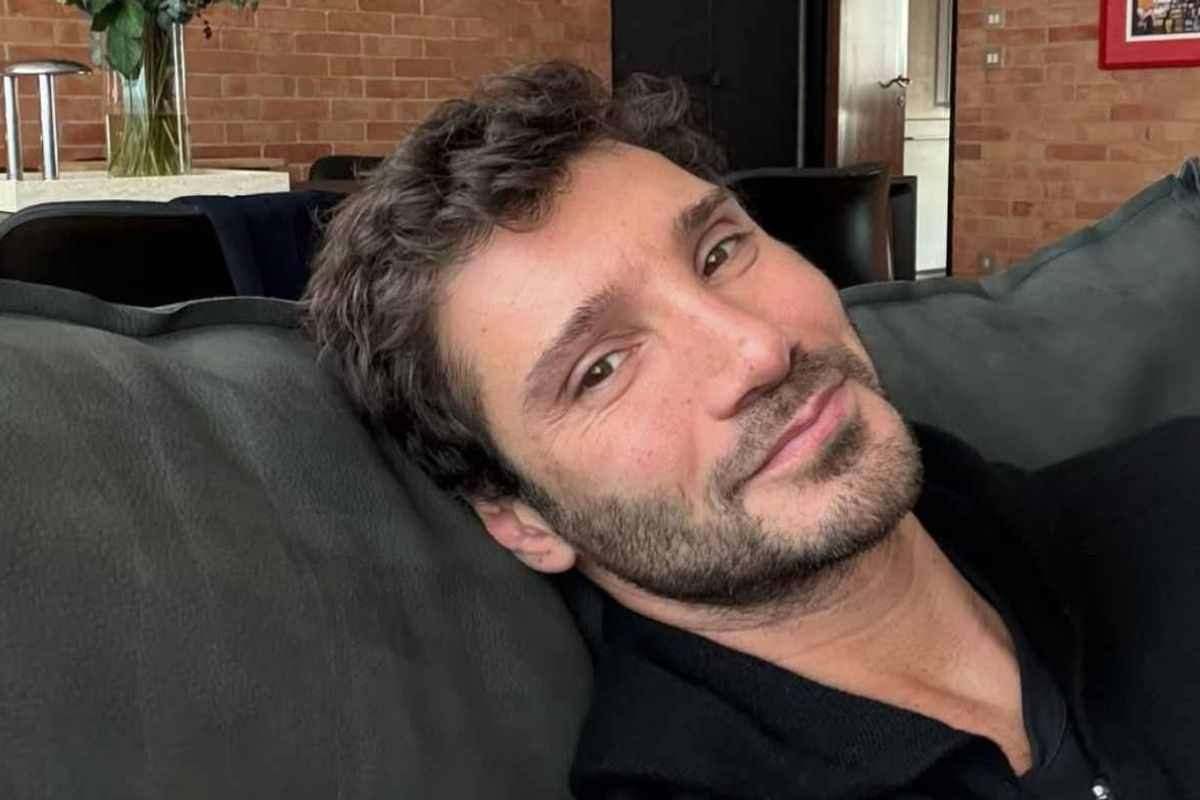 Primo piano di De Martino nella sua casa