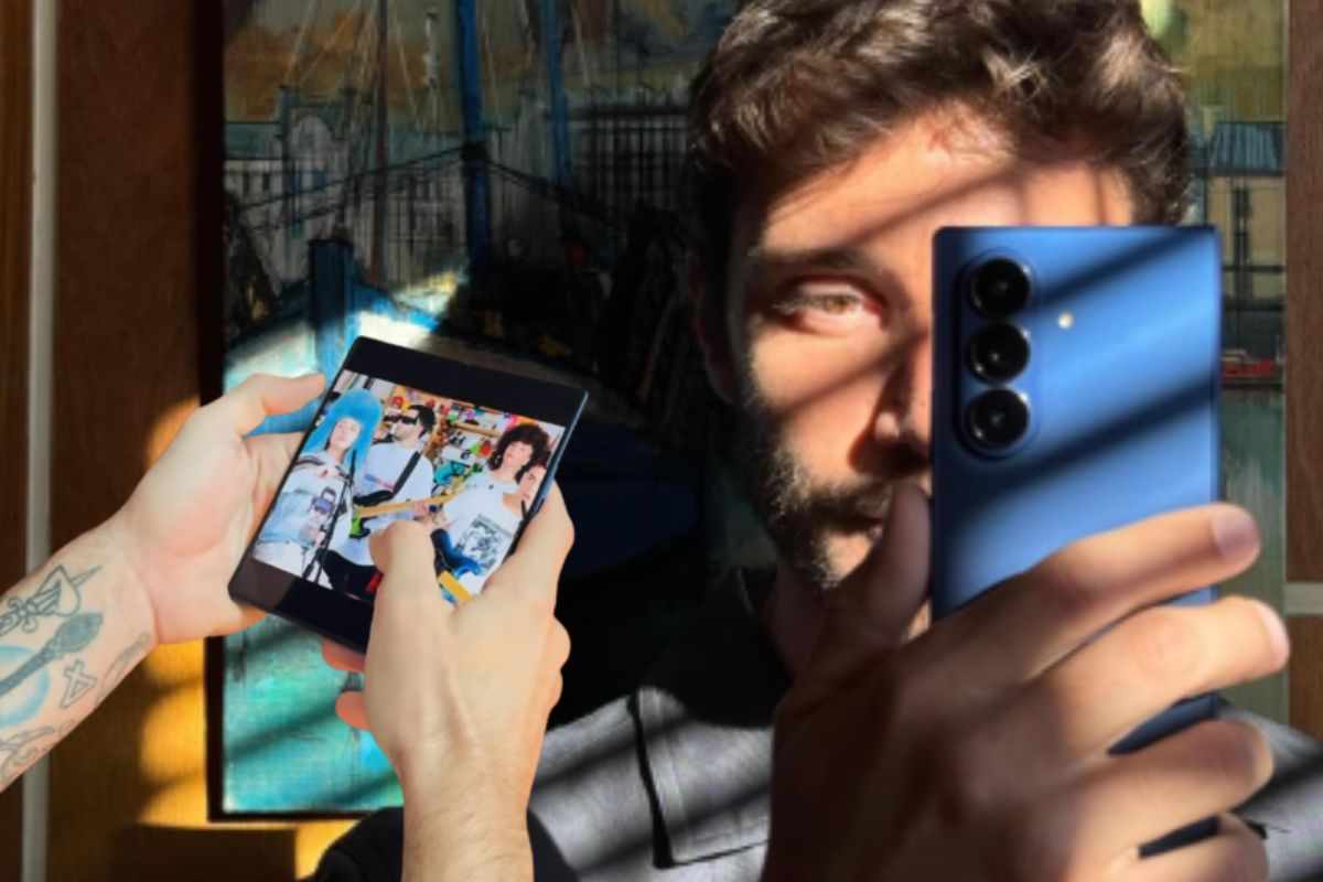 Stefano De Martino impugna il suo nuovo smartphone pieghevole con display flessibile da oltre 2.000 euro.