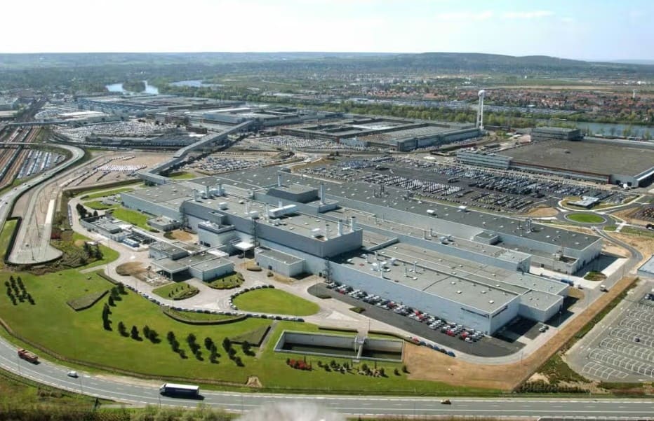 Lo stabilimento Stellantis di Poissy alle porte di Parigi, annunciata la fine della produzione automobilistica entro il 2028