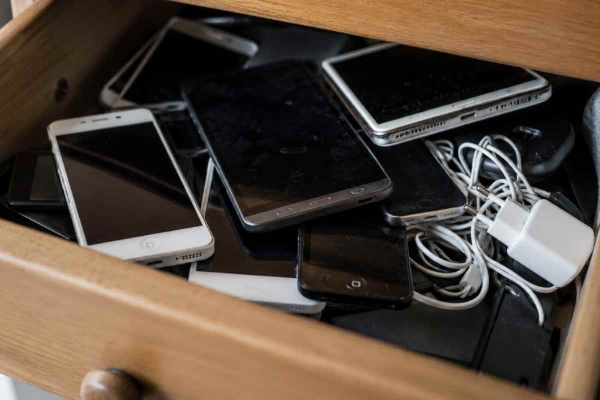 C’è chi cambia telefono ogni anno, chi aspetta che la batteria inizi a durare mezza giornata e chi invece conserva ogni vecchio dispositivo