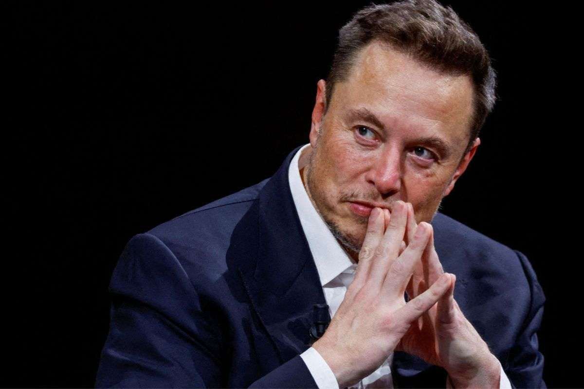 Elon Musk in primo piano durante un evento pubblico, immagine usata per illustrare l’allarme sulla crisi demografica e il calo delle nascite in Italia