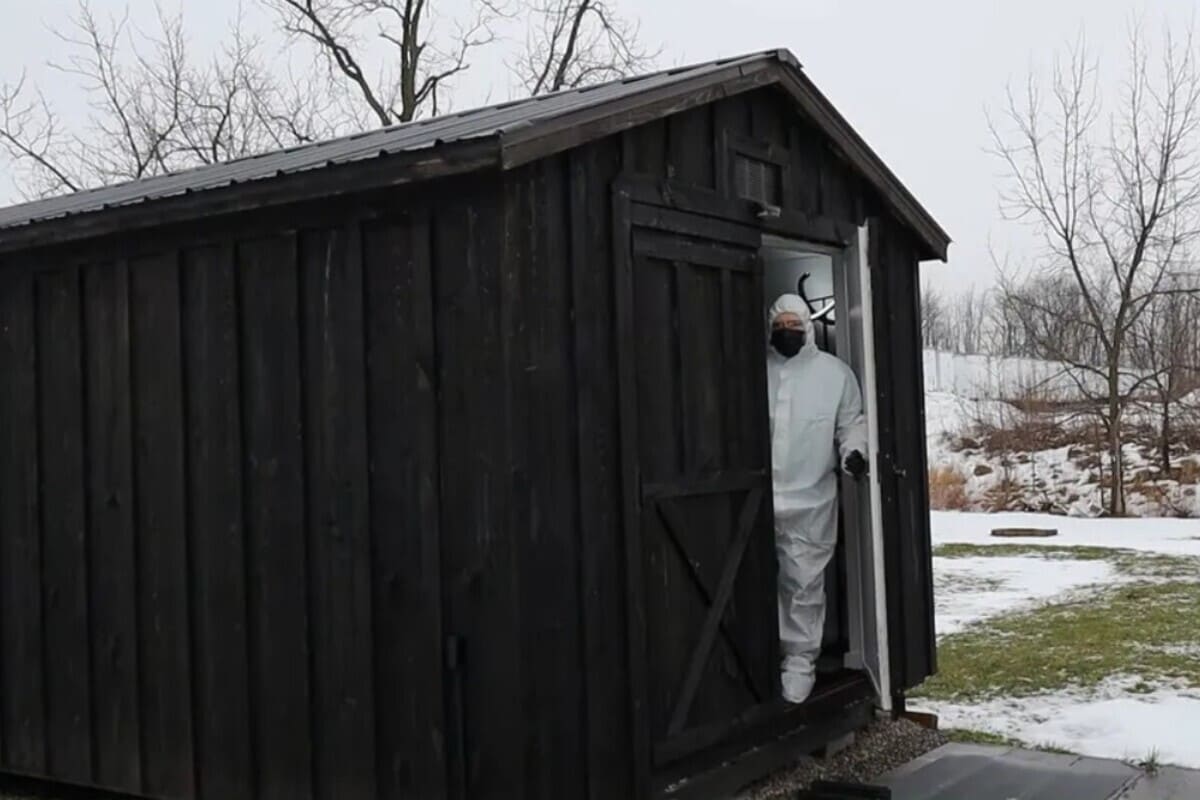 Dr.Semiconductor al lavoro nella sua cleanroom fai-da-te ricavata da un capannone da giardino, dove ha costruito celle di RAM funzionanti replicando processi industriali di fotolitografia