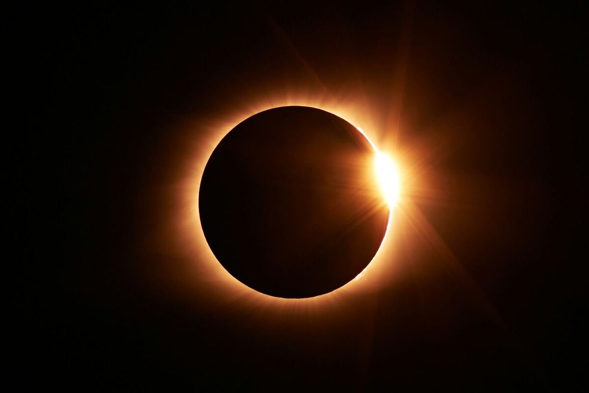 Eclissi solare totale con la corona solare visibile attorno al disco lunare, il fenomeno astronomico più atteso del 2027 che il 2 agosto durerà 6 minuti e 23 secondi nella fascia di visibilità che attraversa Islanda e penisola iberica