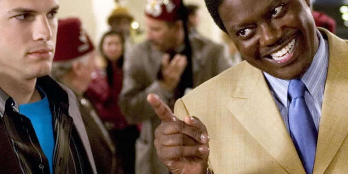 Una scena di Indovina Chi su Netflix, la commedia in cui un fidanzato bianco deve affrontare le "prove" del suocero afroamericano iperprotettivo che sognava un genero come Denzel Washington