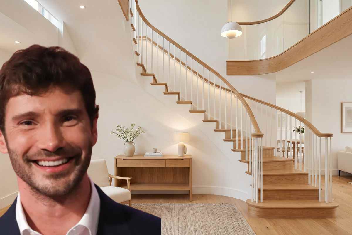 Interno di una casa elegante e moderna con scala in legno chiaro e design luminoso.