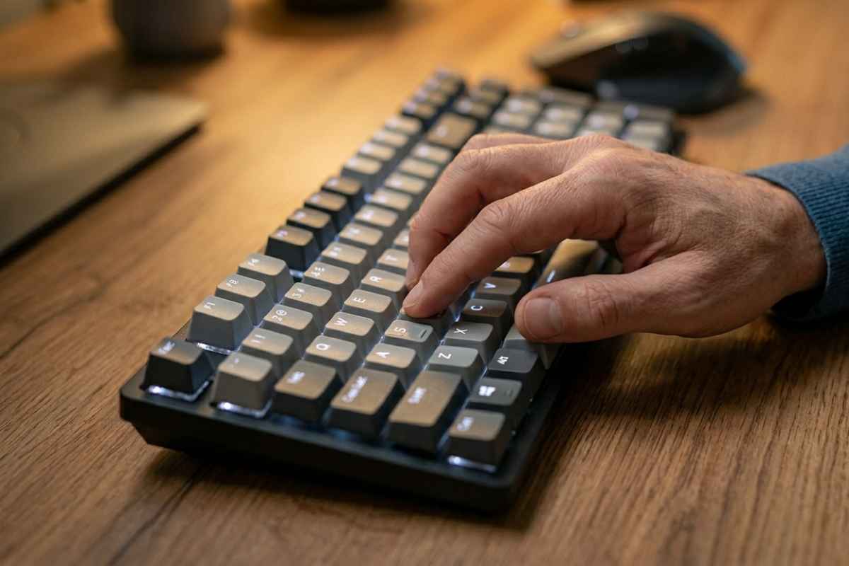 Sai perché c'è una piccola linea sotto le lettere F e J e il numero 5 sulla tastiera?-webnews.it
