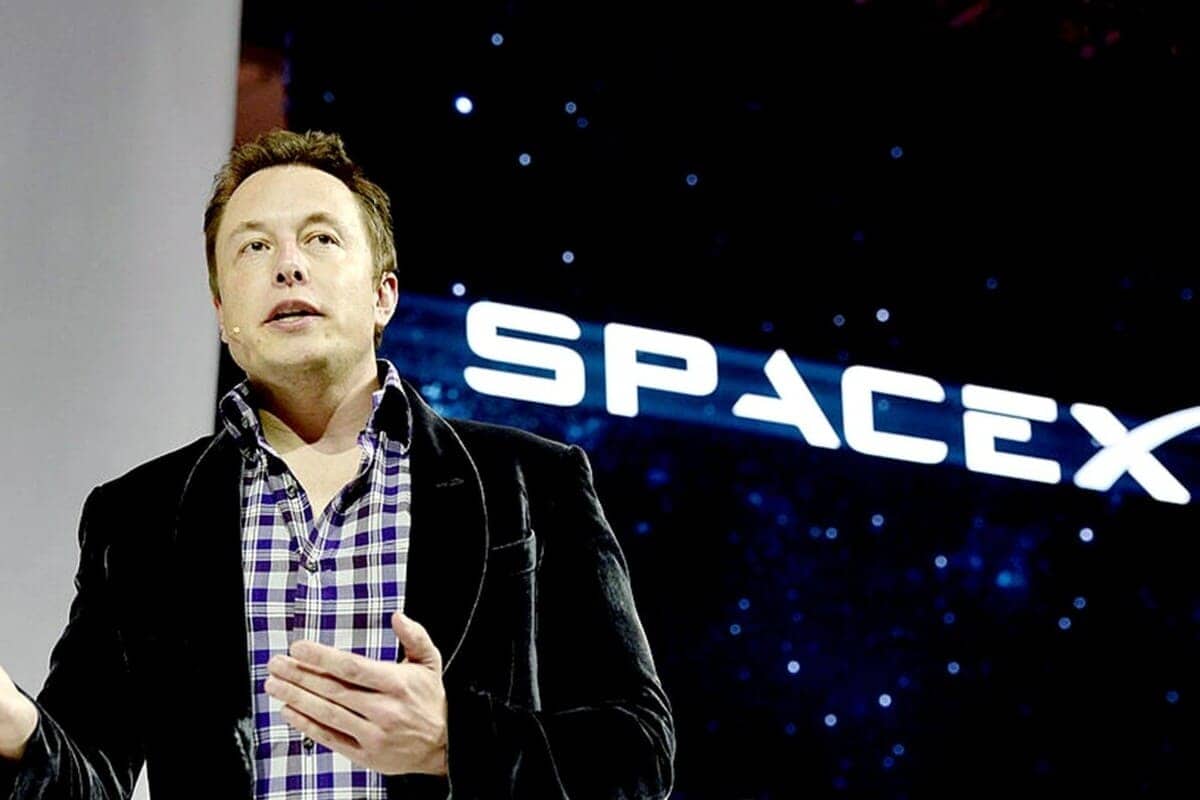 Elon Musk mentre illustra ul progetto SpaceX durante una conferenza stampa nel 2026