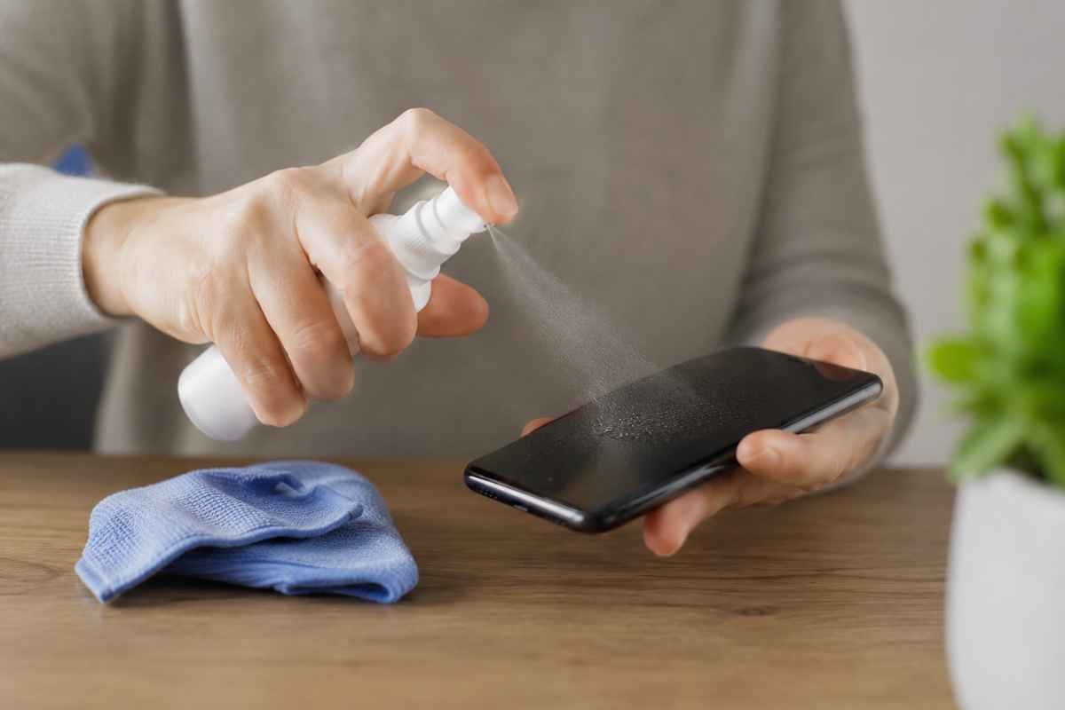 Pensi di pulire il telefono dai batteri invece stai bruciando lo schermo: l'errore banale che ti costa caro-webnews.it