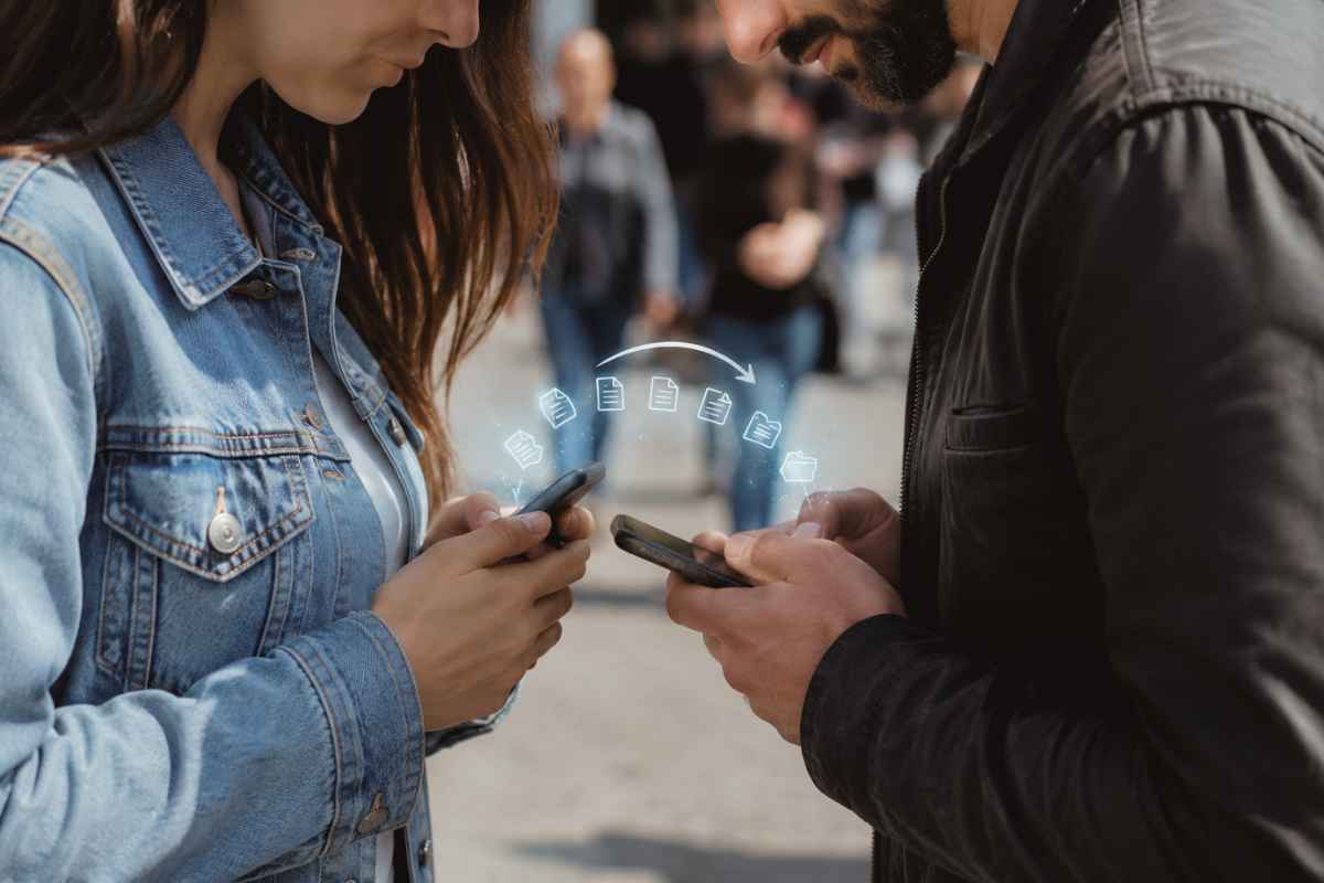 Non avvicinare troppo lo smartphone a quello degli altri o i tuoi file saranno automaticamente visibili-webnews.it