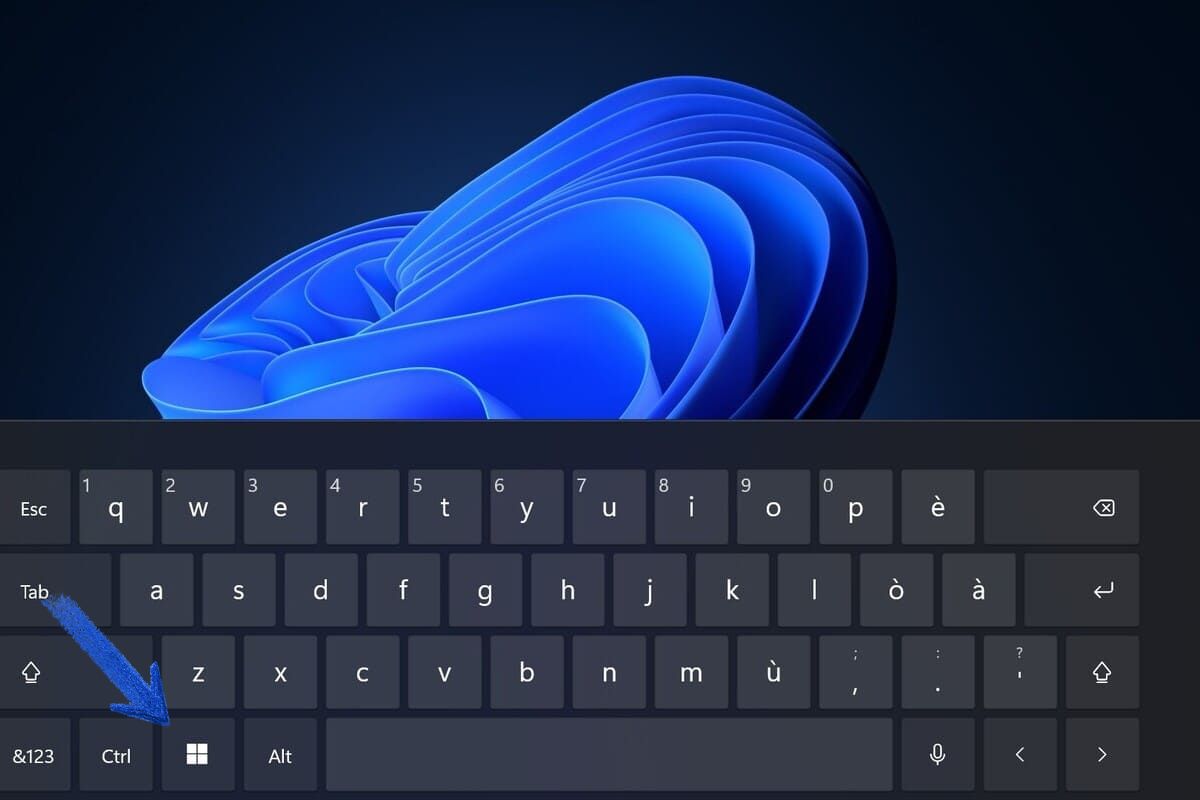 Tastiera di un PC Windows con il tasto Windows evidenziato, punto di partenza per le quattro combinazioni rapide che sbloccano emoji, dettatura vocale, screenshot e monitor delle prestazioni