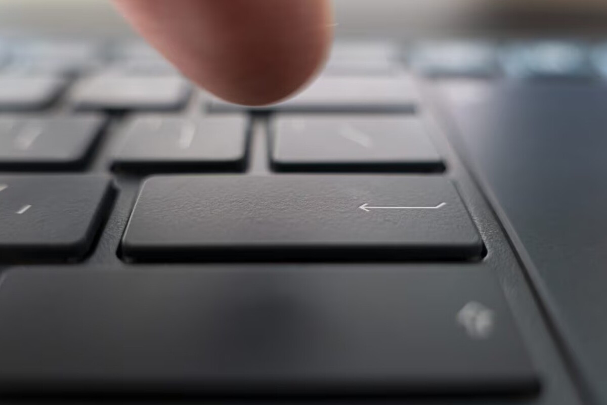 Tastiera da computer con dito appoggiato su tasto Canc