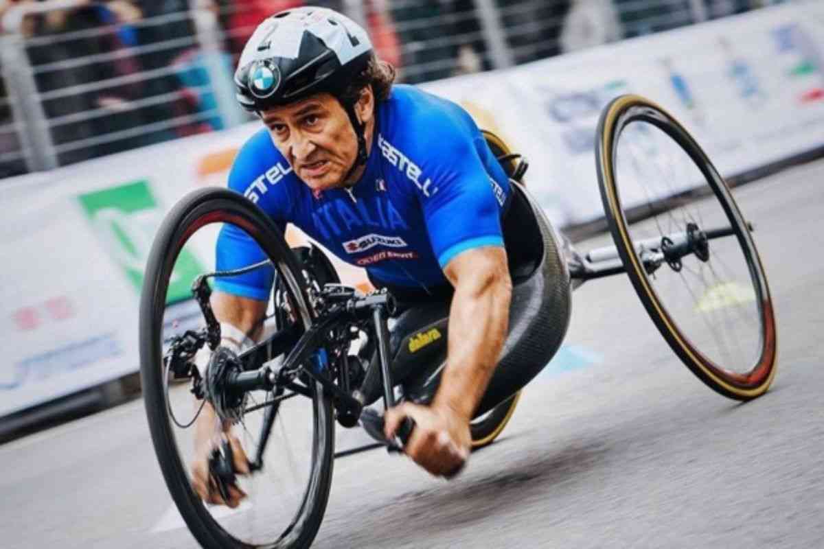 La handbike di Alex Zanardi, simbolo di ingegneria biomeccanica, l'atleta durante una gara