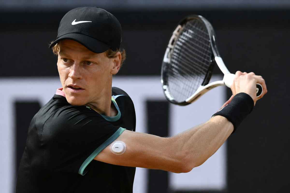 Jannik Sinner, cos'è quel piccolo sensore che ha sempre sul braccio e perché tutti lo stanno comprando -Webnews.it